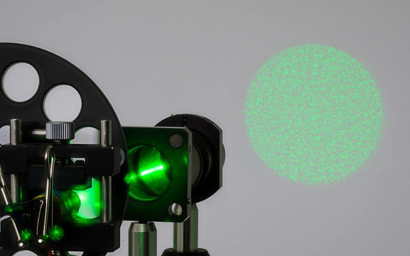 使用圆形衍射扩散器扩散的绿色单模激光束